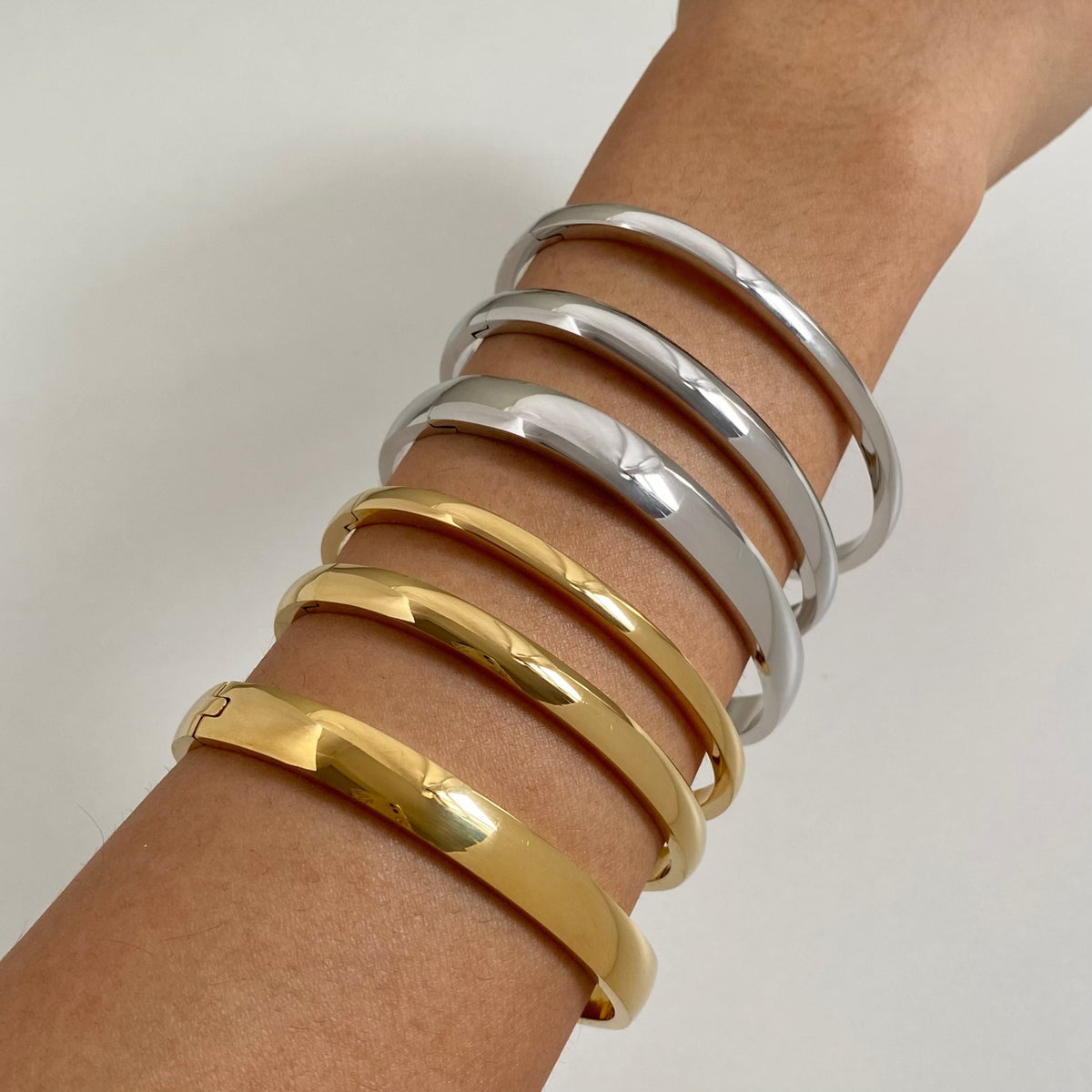 Retro Minimalistic Buckle Simple Bracelet Gold